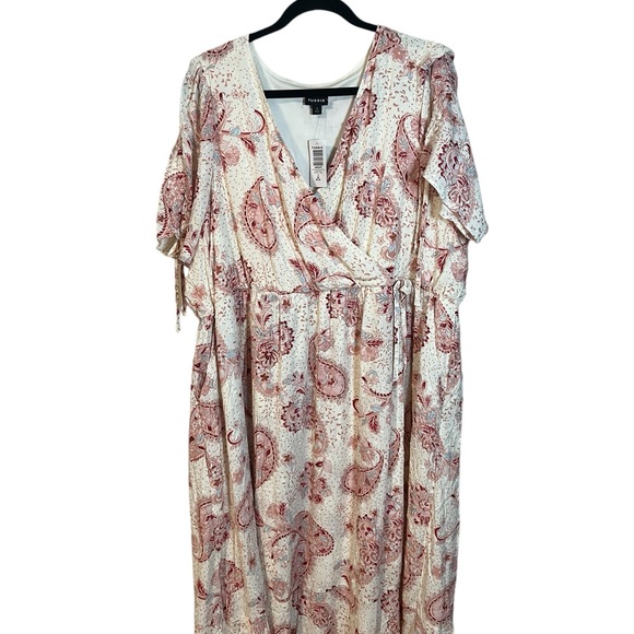 A beautiful Torrid dress in size 3X   Brand new with tags attached - Picture 7 of 9